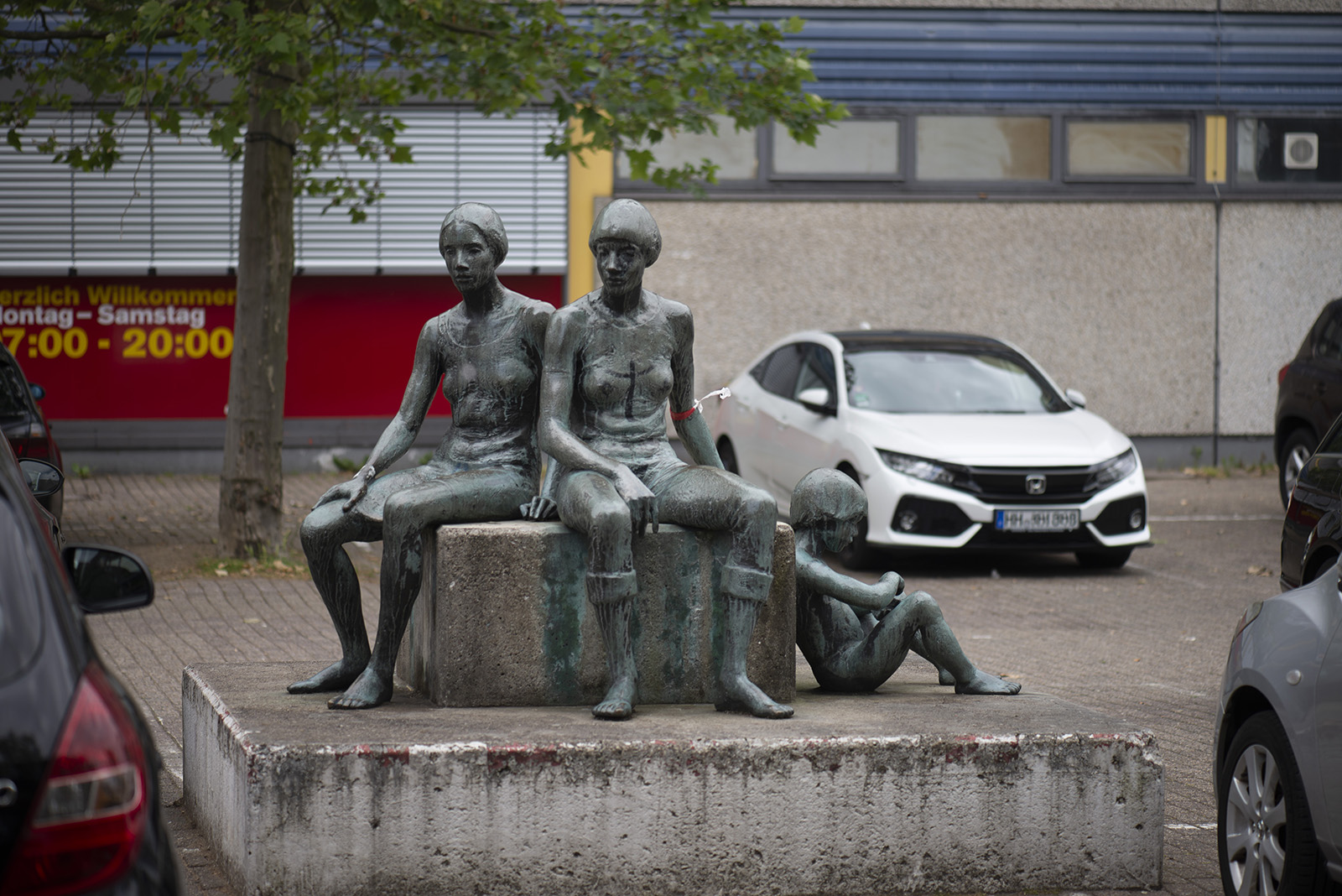 Doris Waschk-Balz: Sitzende Kinder (Foto: KUNST@SH/Jan Petersen, 2021)