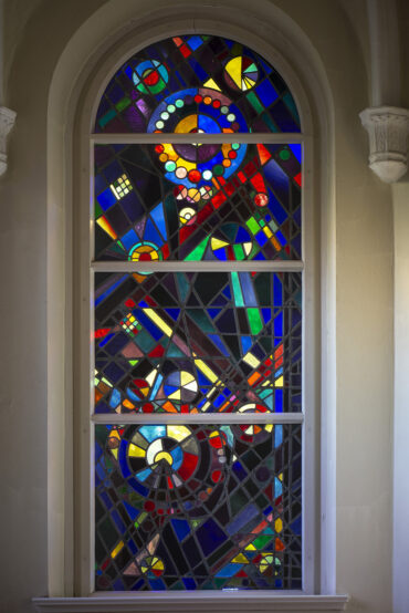 Karl Peter Röhl: Fenster der Friedhofkapelle (Foto: KUNST@SH/Jan Petersen, 2021)