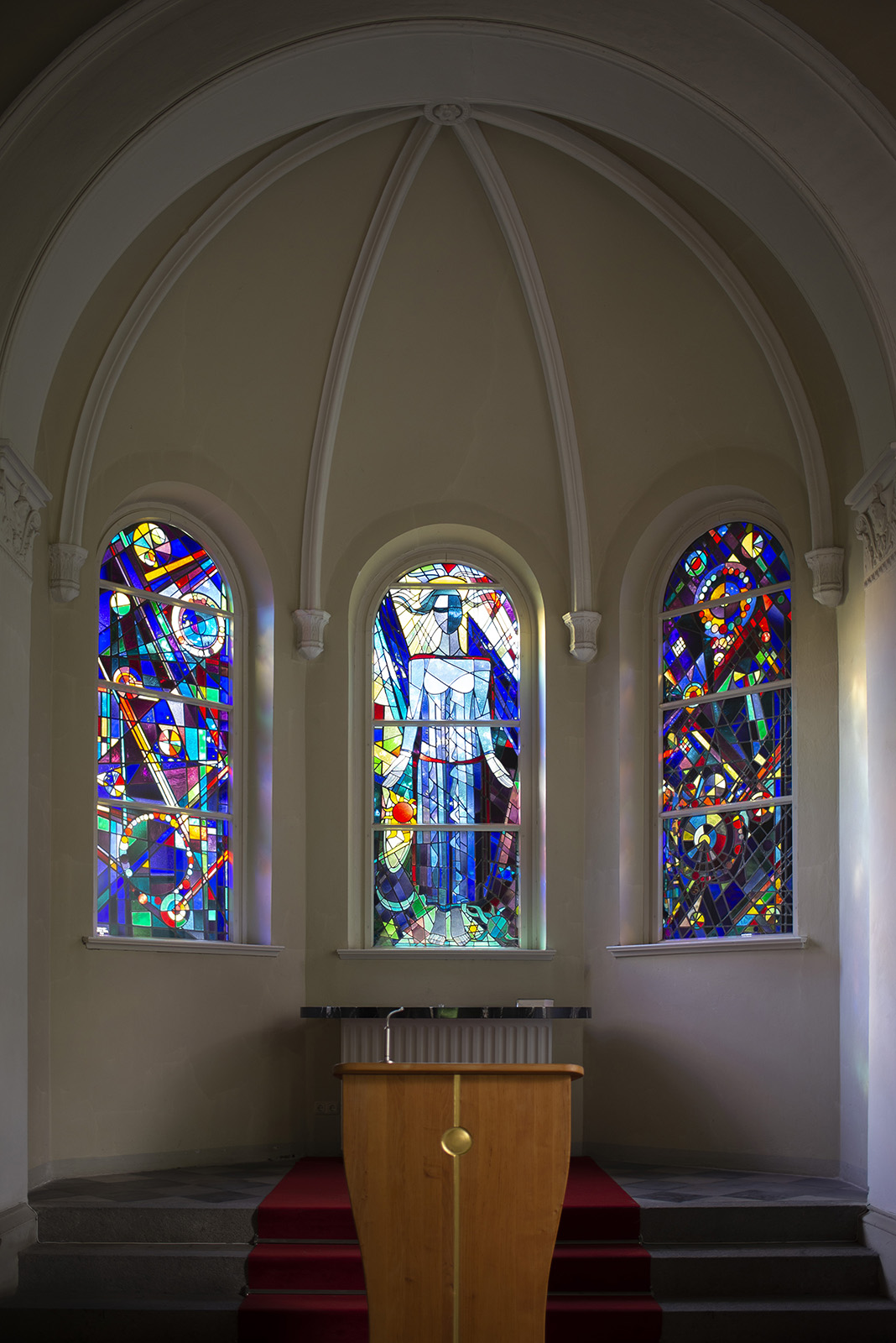 Karl Peter Röhl: Fenster der Friedhofkapelle (Foto: KUNST@SH/Jan Petersen, 2021)