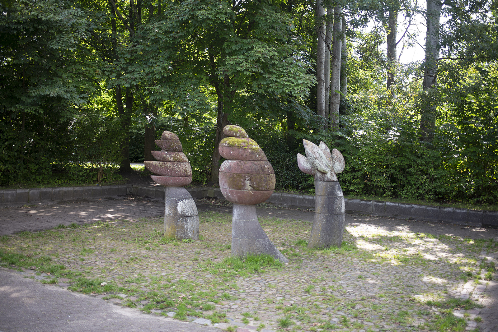 Ulrich Beier: Steinbaumgruppe (Foto: KUNST@SH/Jan Petersen, 2021)