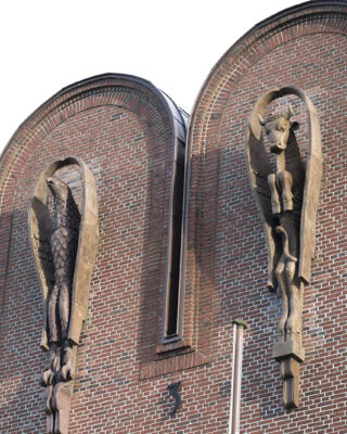 Alwin Blaue: Fassadenfiguren am Nissenhaus (Foto: KUNST@SH/Jan Petersen, 2021)