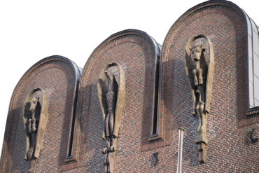 Alwin Blaue: Fassadenfiguren am Nissenhaus (Foto: KUNST@SH/Jan Petersen, 2021)