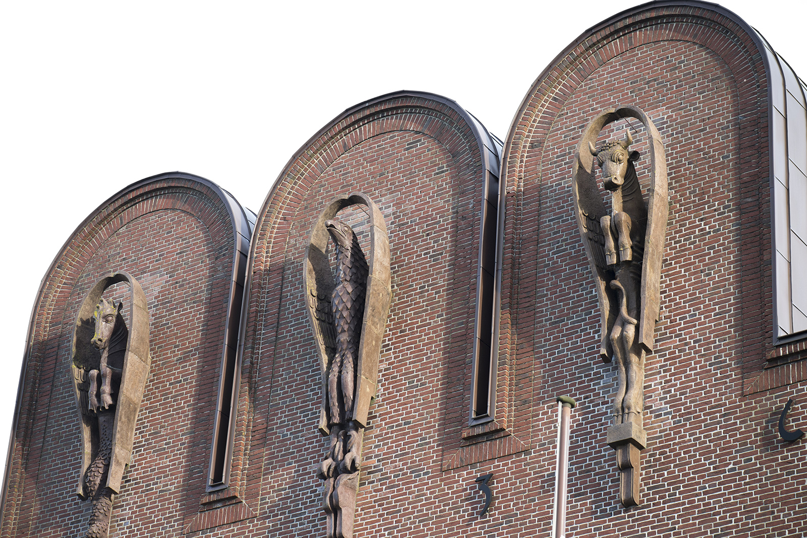 Alwin Blaue: Fassadenfiguren am Nissenhaus (Foto: KUNST@SH/Jan Petersen, 2021)