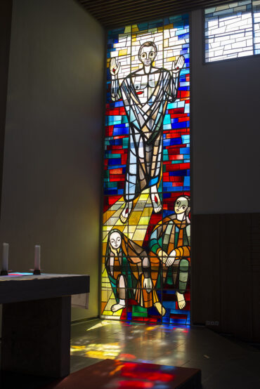 Helmuth Heinsohn: Fenster der Kreuzkirche (Foto: KUNST@SH/Jan Petersen, 2021)
