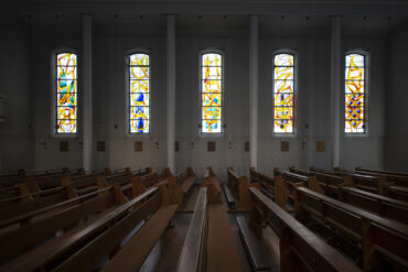 Ludwig Schaffrath: Buntglasfenster St. Bernard (Foto: KUNST@SH/Jan Petersen, 2021)