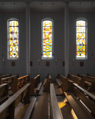 Ludwig Schaffrath: Buntglasfenster St. Bernard (Foto: KUNST@SH/Jan Petersen, 2021)