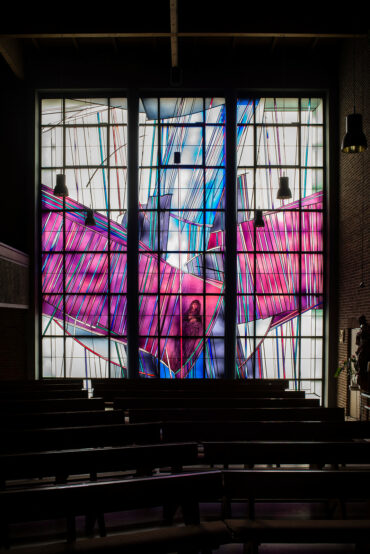 Raphael Seitz: Fensterwand in St. Barbara (Foto: KUNST@SH/Jan Petersen, 2021)
