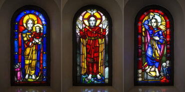 Sigrid Schlytter: Drei Altarfenster der Lutherkirche (Foto: KUNST@SH/Jan Petersen, 2021)