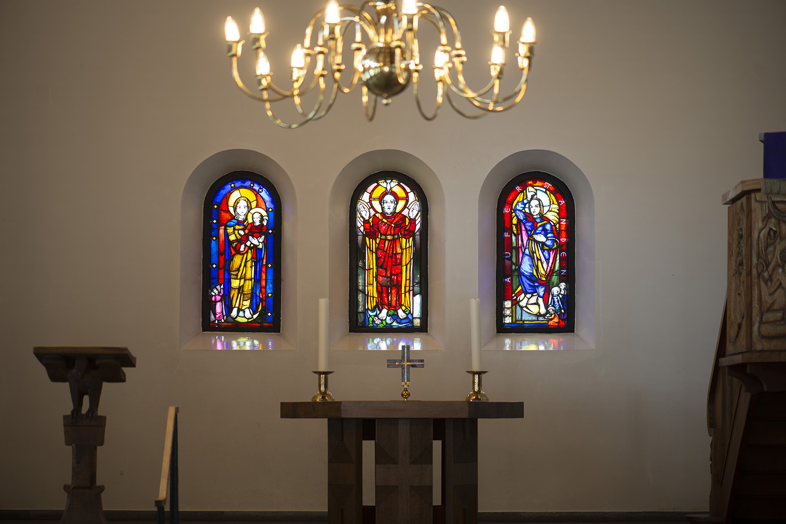 Sigrid Schlytter: Drei Altarfenster der Lutherkirche (Foto: KUNST@SH/Jan Petersen, 2021)