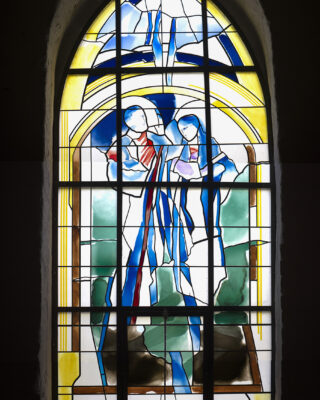 Christiane Schwarze-Kalkoff: Buntglasfenster in St. Clemens (Foto: KUNST@SH/Jan Petersen, 2021)