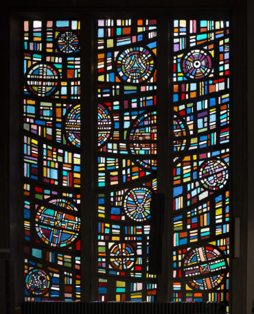Karl H. Volz: Beton-Dallglasfenster der Apostelkirche (Foto: Jan Petersen / Kunst@SH, 2021)