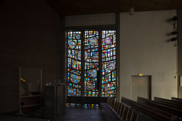 Karl H. Volz: Beton-Dallglasfenster der Apostelkirche (Foto: Jan Petersen / Kunst@SH, 2021)