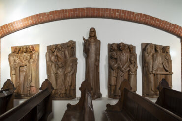 Otto Flath: Altar in der St.-Lorenz-Kirche (Foto: Kunst@SH/Jan Petersen, 2021)