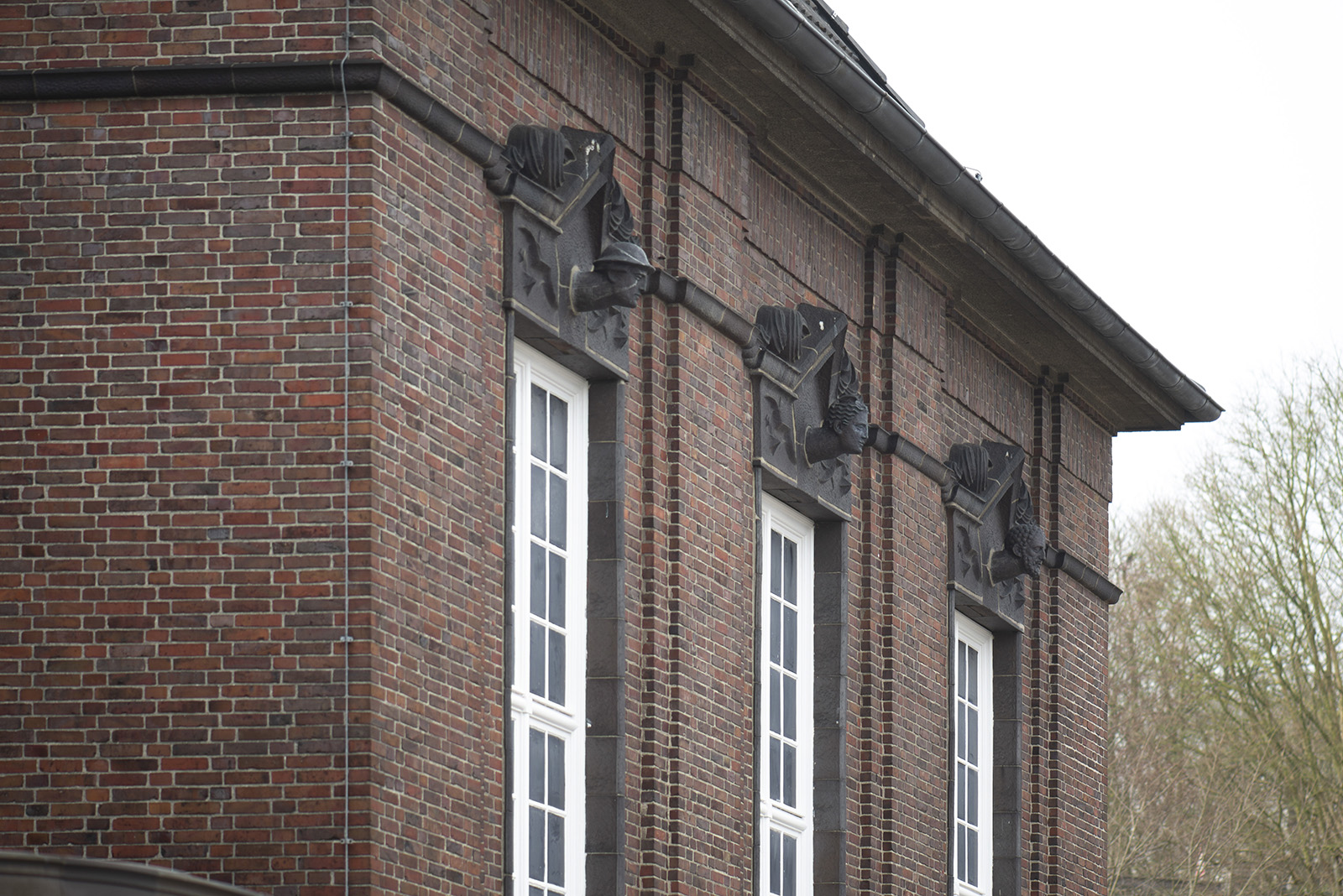 Richard Emil Kuöhl: Fassadenschmuck am Bahnhof (Foto: KUNST@SH/Jan Petersen, 2022)