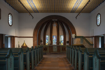 Käte Lassen: 3 Apsisfenster der Versöhnungskirche (Foto: Kunst@SH/Jan Petersen, 2022)