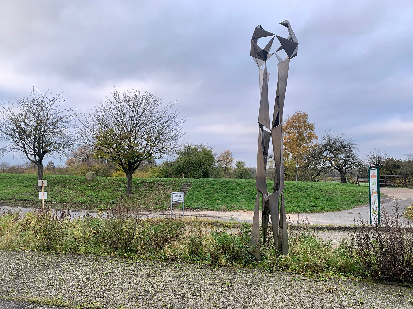 Jörn Pfab: Raumstele (Foto: KUNST@SH/Jan Petersen, 2022)