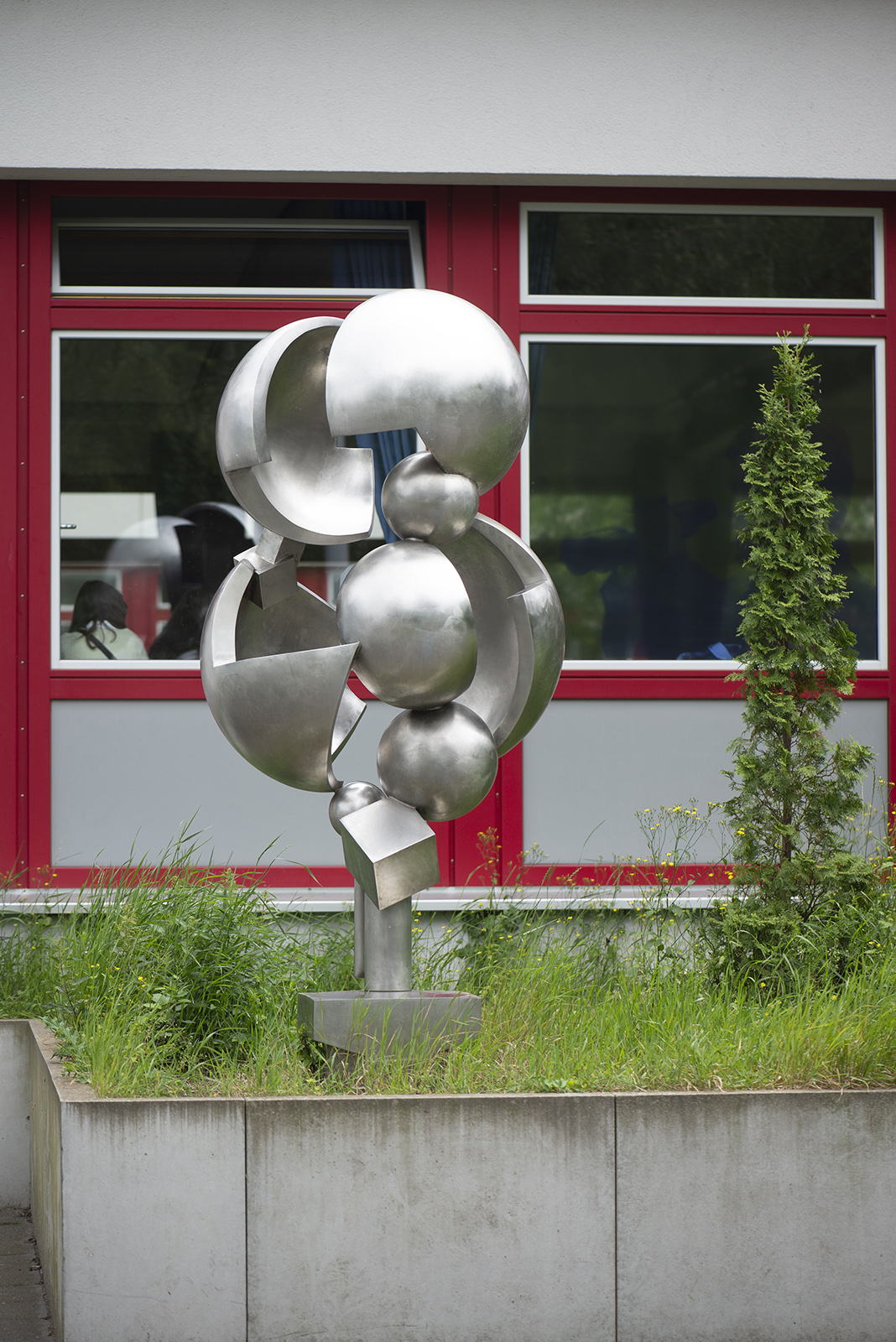 Jörn Pfab: Kugelbaum Kirchdorf (Foto: KUNST@SH/Jan Petersen, 2022)