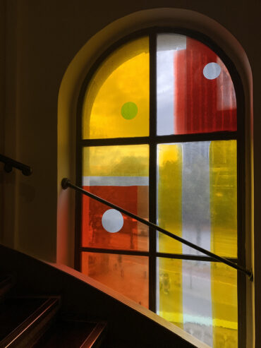 Beate Wassermann: Sechs Buntglasfenster an der Universität (Foto: KUNST@SH/Jan Petersen, 2022)
