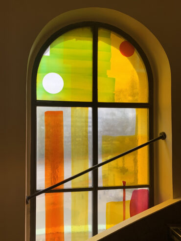 Beate Wassermann: Sechs Buntglasfenster an der Universität (Foto: KUNST@SH/Jan Petersen, 2022)