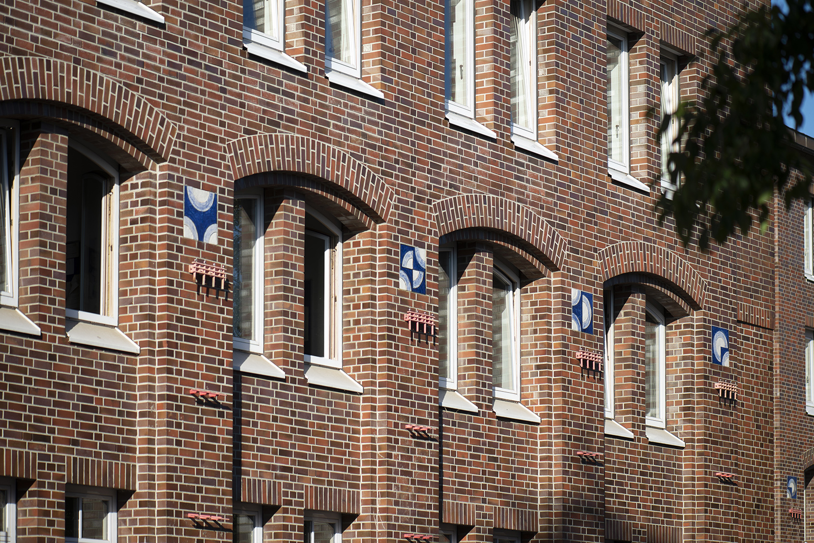 Christa Gebhardt: Bauschmuck am Arbeitsamt (Foto: KUNST@SH/Jan Petersen, 2022)