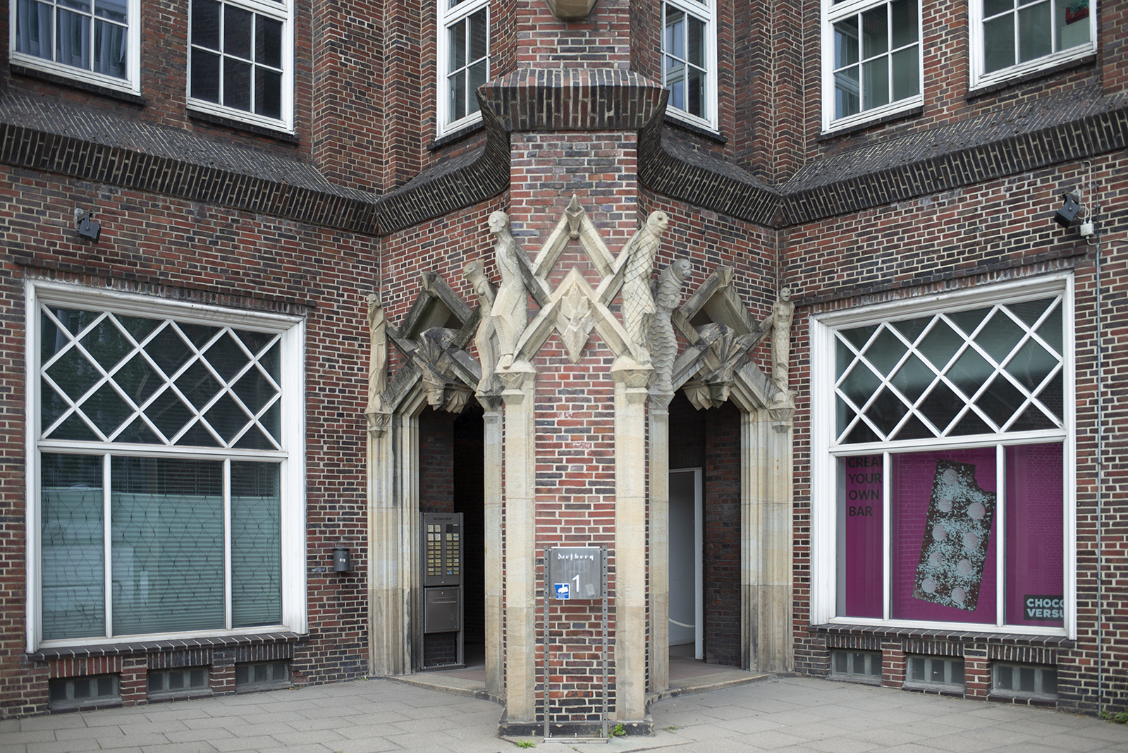 Ludwig Kunstmann: Grotesken am Ballinhaus (Foto: KUNST@SH/Jan Petersen, 2022)