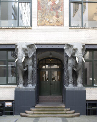 Carl Börner: Zwei Elefanten im Afrikahaus (Foto: KUNST@SH/Jan Petersen, 2022)