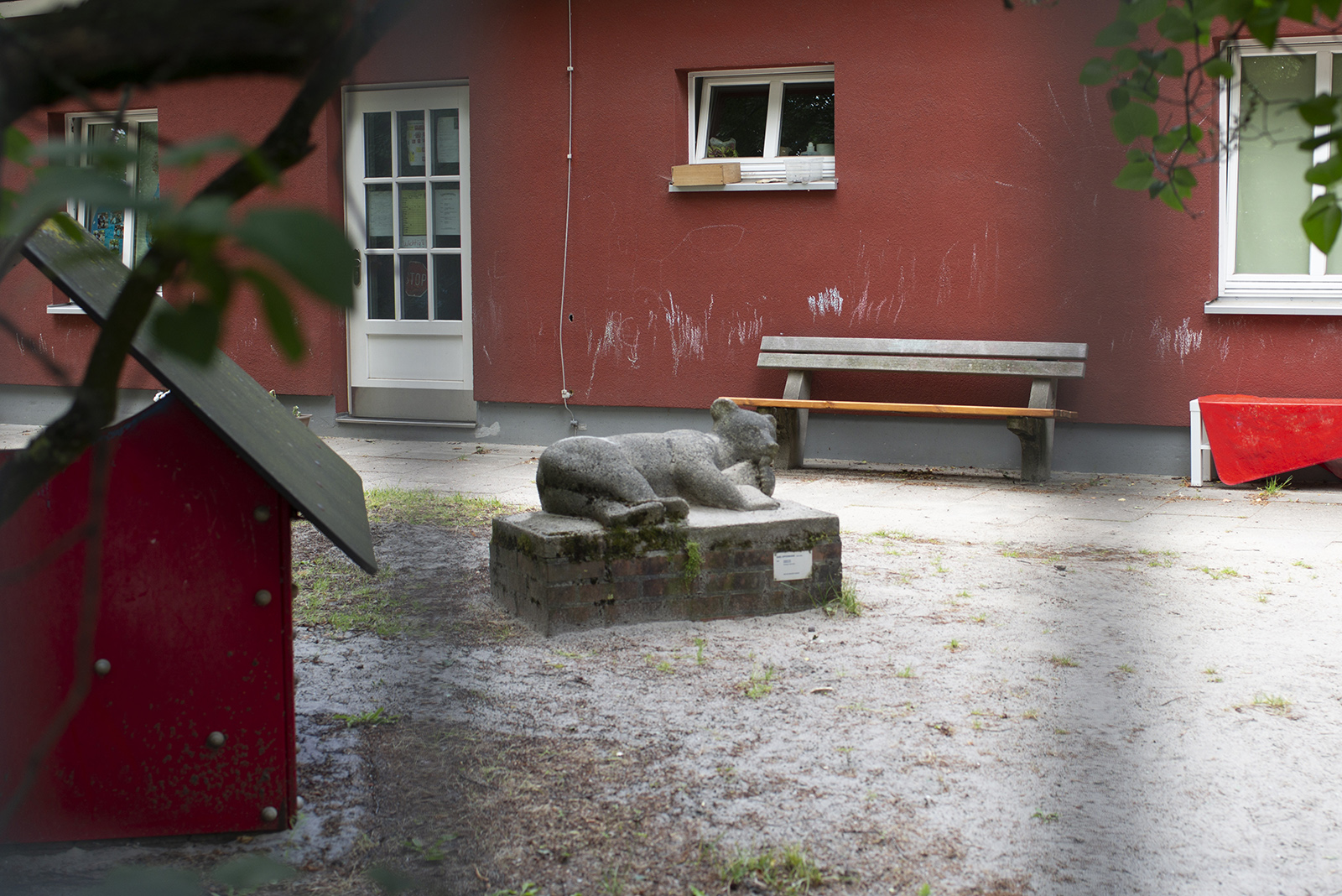 Karl Opfermann: Liegender Bär (Foto: KUNST@SH/Jan Petersen, 2022)