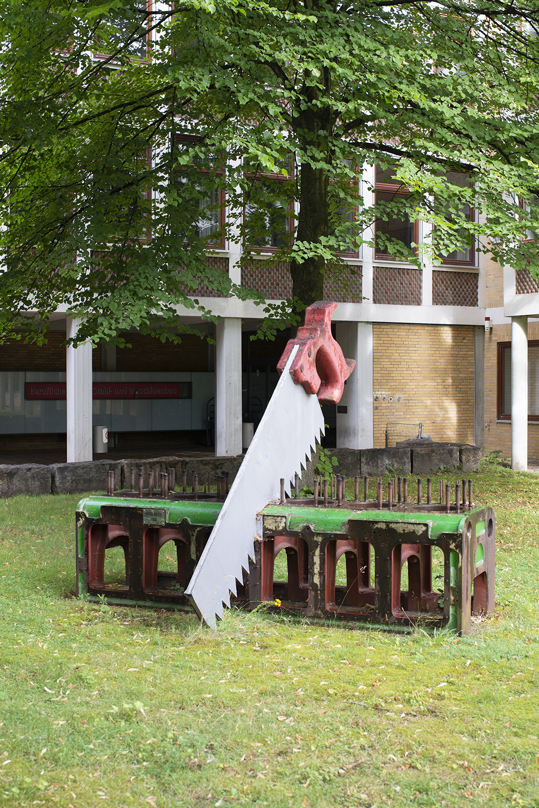 Arthur Boltze: Werkstück mit Säge (Foto: KUNST@SH/Jan Petersen, 2022)