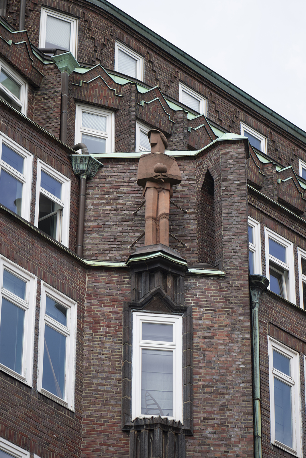 Ludwig Kunstmann: Zwei Figuren am Montanhof (Foto: KUNST@SH/Jan Petersen, 2022)