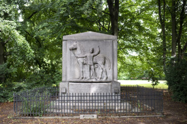Oskar Ulmer: Denkmal für die Gefallenen des Regiments der Husaren (Foto: KUNST@SH/Jan Petersen, 2022)