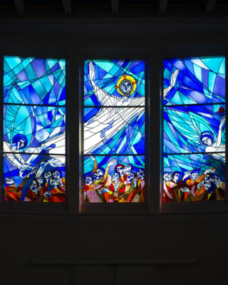 Hanno Edelmann: Altarfenster der Bergstedter Friedhofskapelle (Foto: KUNST@SH/Jan Petersen, 2021)