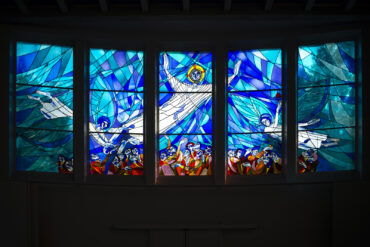 Hanno Edelmann: Altarfenster der Bergstedter Friedhofskapelle (Foto: KUNST@SH/Jan Petersen, 2021)