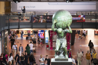 Atlas-Skulptur am Hauptbahnhof (Foto: KUNST@SH/Jan Petersen, 2023)