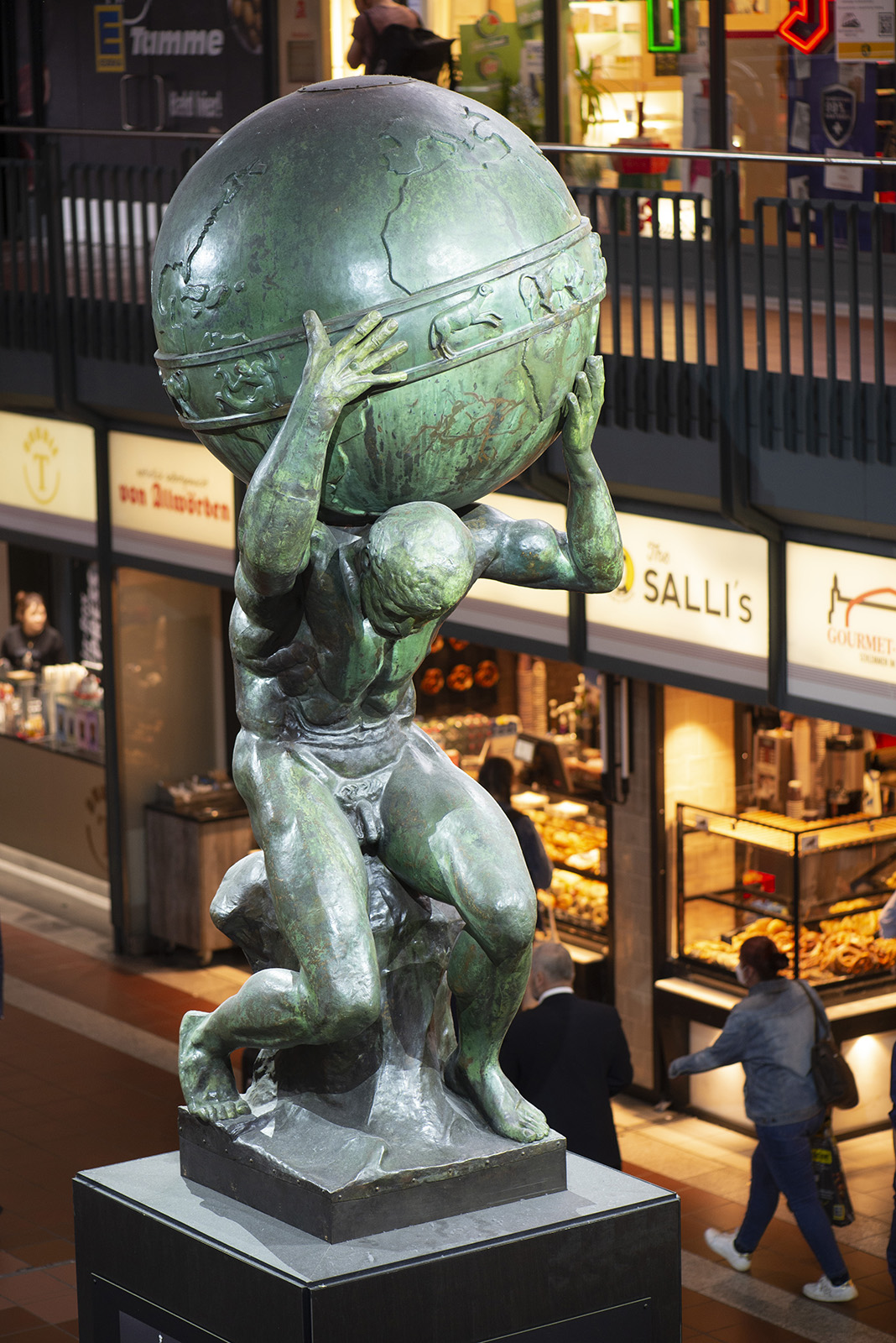 Atlas-Skulptur am Hauptbahnhof (Foto: KUNST@SH/Jan Petersen, 2023)