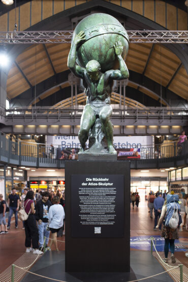 Atlas-Skulptur am Hauptbahnhof (Foto: KUNST@SH/Jan Petersen, 2023)