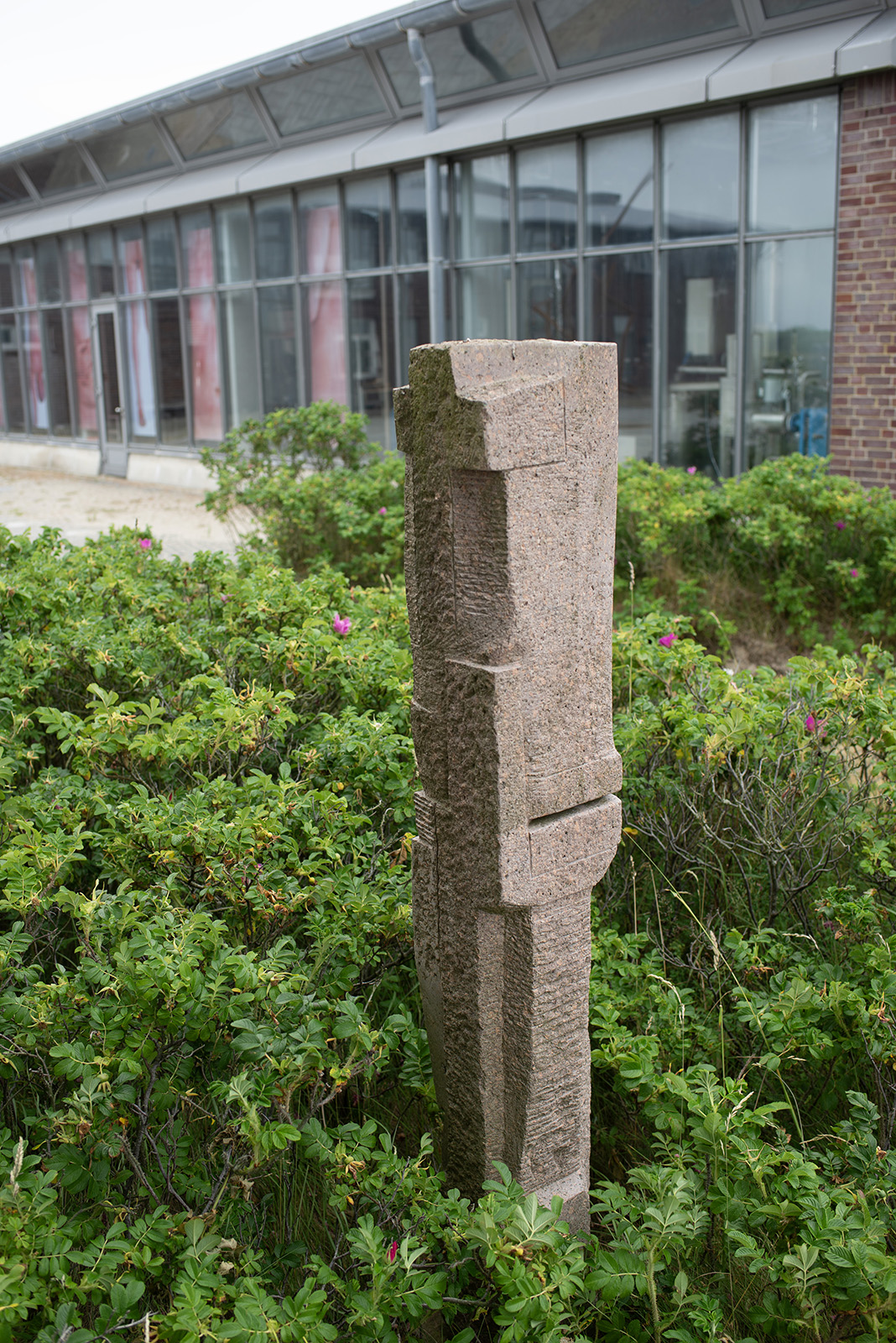 Klaus Schwabe: Stele (Foto: KUNST@SH/Jan Petersen, 2023)