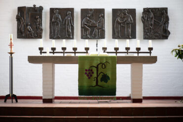 Siegfried Assmann: Altarreliefs in der Martin-Luther-Kirche (Foto: KUNST@SH/Jan Petersen, 2023)
