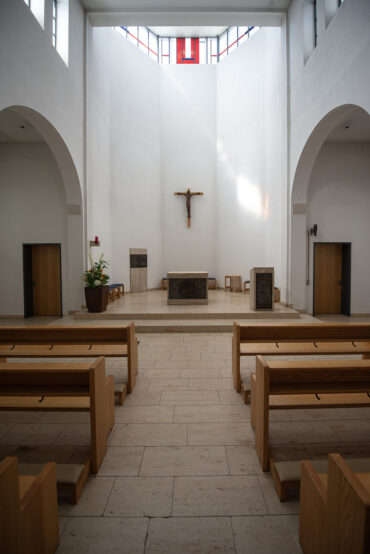 Fritz Fleer: Ausstattung des Altarraums in St. Antonius (Foto: KUNST@SH/Jan Petersen, 2023)