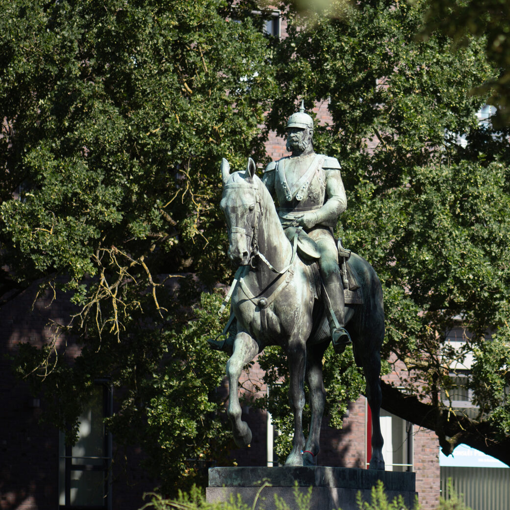 Louis Tuaillon: Reiterdenkmal Kaiser Wilhelm I. (Foto: KUNST@SH/Jan Petersen, 2023)