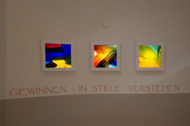 Uwe Appold: Glasbilder im Raum der Stille (Foto: KUNST@SH/Jan Petersen, 2023)