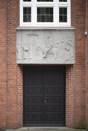 Siegfried Assmann: Reliefs an der Auferstehungskirche(Foto: KUNST@SH/Jan Petersen, 2023)