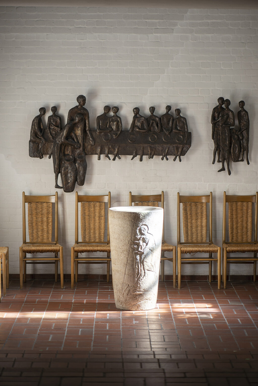 Siegfried Assmann: Bronzerelief Hochzeit zu Kana (Foto: KUNST@SH/Jan Petersen, 2023)