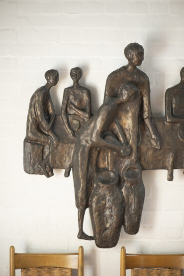 Siegfried Assmann: Bronzerelief Hochzeit zu Kana (Foto: KUNST@SH/Jan Petersen, 2023)