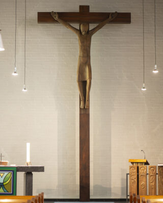 Siegfried Assmann: Kruzifix und vier Holztafeln in der St.-Stephan-Kirche (Foto: KUNST@SH/Jan Petersen, 2023)