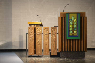 Siegfried Assmann: Kruzifix und vier Holztafeln in der St.-Stephan-Kirche (Foto: KUNST@SH/Jan Petersen, 2023)