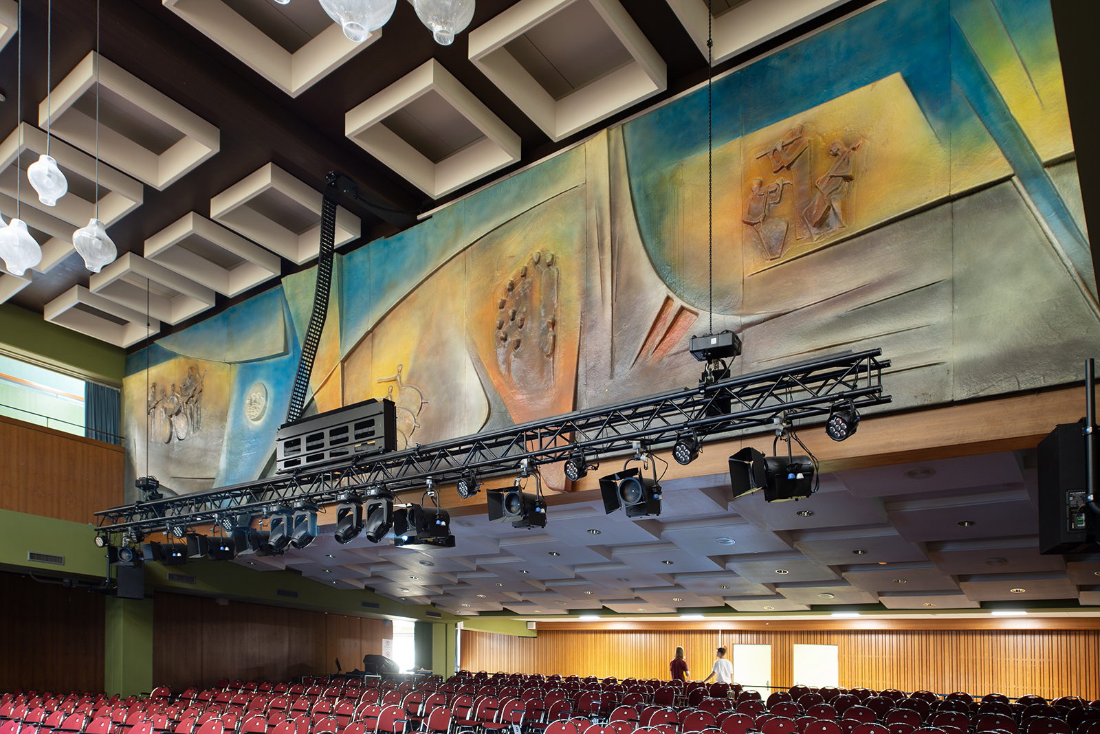 Siegfried Assmann: Wandrelief im Gymnasium (Foto: KUNST@SH/Jan Petersen, 2023)