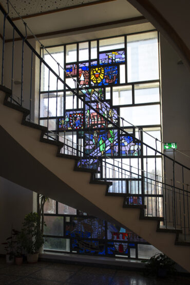 Siegfried Assmann: Treppenhausfenster der Klaus-Groth-Schule (Foto: KUNST@SH/Jan Petersen, 2023)