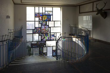 Siegfried Assmann: Treppenhausfenster der Klaus-Groth-Schule (Foto: KUNST@SH/Jan Petersen, 2023)