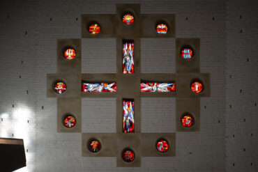 Siegfried Assmann: Altarfenster der Auferstehungskirche (Foto: KUNST@SH/Jan Petersen, 2023)