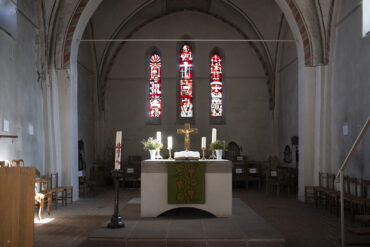 Siegfried Assmann: Altarfenster in Mustin (Foto: KUNST@SH/Jan Petersen, 2022)